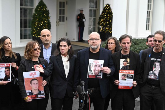 하마스에 억류된 미국인 인질 가족들이 13일 미국 워싱턴DC 백악관에서 조 바이든 미국 대통령과의 회담 후 기자회견을 하고 있다. AFP=연합뉴스
