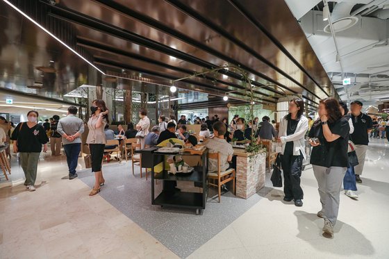 현대백화점이 지난 7월 서울 강남구 압구정본적 식품관에 프리미엄 다이닝홀 '가스트로테이블'을 새롭게 선보였다. 사진 현대백화점
