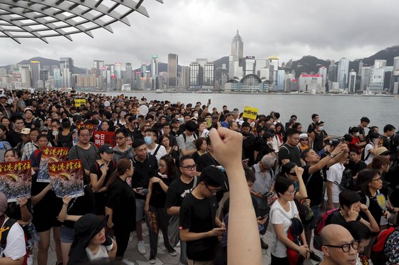 2019년 홍콩에서 반정부 시위대가 행진하는 모습. AP=연합뉴스
