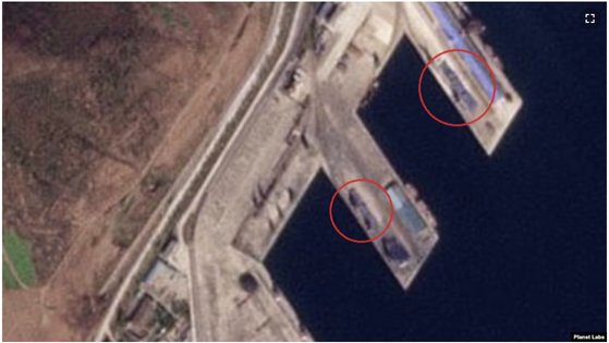 지난 10월 17일 라진항을 촬영한 위성사진. 북한 전용 부두에서 약 90m 길이로 놓인 컨테이너 더미(아래 원 안)가 포착된 가운데 중국 전용 부두에서도 컨테이너 더미(위)가 보인다. 플래닛랩스, VOA