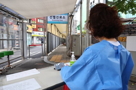 지난 8월 30일, 코로나19 감염병 등급 4급 하향을 앞두고 서울 중구보건소에 마련된 선별진료소에서 의료진이 검사자를 기다리고 있다. 연합뉴스