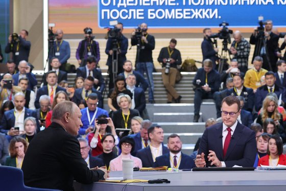 블라디미르 푸틴 러시아 대통령(왼쪽)이 14일(현지시간) 열린 기자회견 및 국민과의 대화에서 질문에 답하고 있다. AFP=연합뉴스