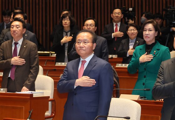 국민의힘 윤재옥 원내대표와 의원들이 8일 국회에서 열린 의원총회에서 국기에 경례하고 있다. 연합뉴스