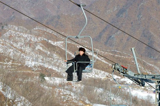 김정은 북한 국무위원장(당시 국방위 제1위원장)이 2013년 12월 완공된 마식령스키장의 리프트를 타고 슬로프를 오르는 모습. 노동신문, 뉴스1