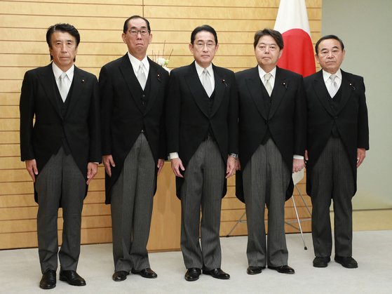 지난 14일 기시다 후미오 일본 총리(가운데)가 아베파 출신 각료를 경질한 뒤 새롭게 임명한 장관(대신)급 각료 4명과 사진 촬영을 하고 있다. 지지통신=연합뉴스