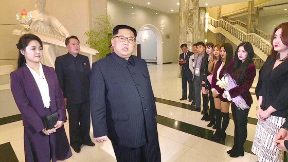 조선중앙TV는 2018년 4월 2일 김정은 국무위원장과 부인 이설주가 지난 1일 북한 동평양대극장에서 열린 남측 예술단 공연 '봄이 온다'를 관람했다고 보도했다. 사진 조선중앙TV 