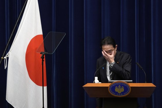 지난 13일 기시다 후미오 일본 총리가 기자회견을 하며 안결을 만지고 있다. 신화=연합뉴스
