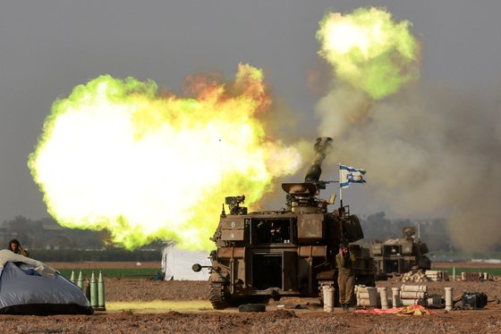 이스라엘과 팔레스타인 무장 정파 하마스 간 분쟁이 계속되는 가운데 지난 12일 이스라엘 포병부대가 가자지구 국경 인근에서 작전을 펼치고 있다. 2023년 12월 12일 이스라엘 남부에서 바라본 가자지구. 로이터=연합뉴스