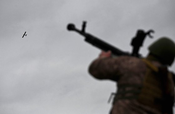 우크라이나 군인들이 지난달 11일 대무인기(드론) 훈련에 참가하고 있다. AFP=연합뉴스