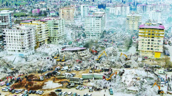 지난 2월 10일 튀르키예 카라만마라슈 지진 피해 현장에서 구조 및 복구작업이 진행되고 있다. 뉴스1
