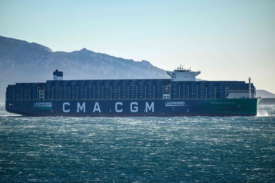 CMA CGM 팔레 로얄이 항해하고 있다. 프랑스 해운 대기업 CMA CGM은 이날 예멘 후티 반군의 선박 공격에 따라 컨테이너선의 홍해 횡단을 중단한다고 발표했다. AFP=연합뉴스