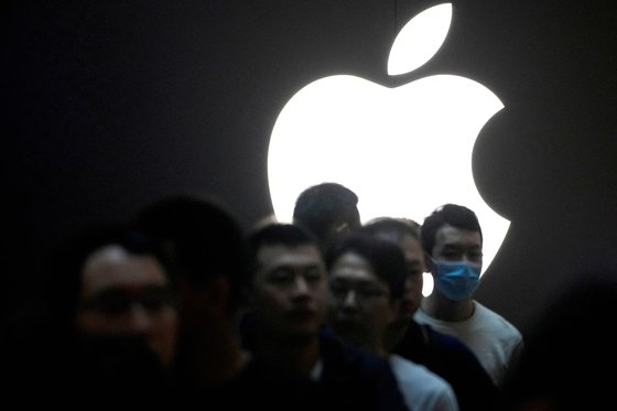지난 9월 22일 아이폰 15 출시일에 중국 상하이의 애플스토어에 중국 고객들이 입장을 기다리고 있다. 로이터=연합뉴스