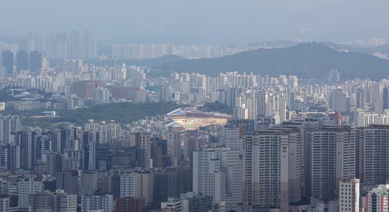 부동산 PF 부실 우려가 재차 번지고 있다. 사진은 서울 남산에서 바라본 아파트 단지. 연합뉴스