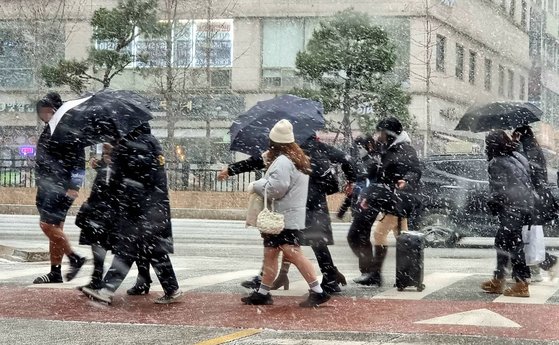 전국이 영하권 날씨였던 지난 16일 경기도 고양시 일산 일대에 눈이 내리고 있다. 연합뉴스