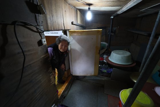 18일 경기 과천시 '꿀벌마을' 주민 배광자 할머니가 연탄갈기 어려워 전기장판을 사용하고 있다며 겨울 난방에 어려움을 호소하고 있다. 김현동 기자