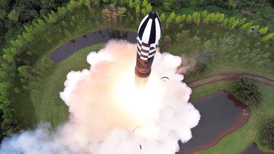 북한이 지난 7월 12일 김정은 국무위원장이 참석한 가운데 신형 고체연료 대륙간탄도미사일(ICBM) 화성-18형의 시험발사를 하는 모습. 조선중앙통신