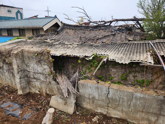 경북 의성군 탑리역 앞 빈집 외관. 곳곳이 부서지고 무너진 모습이다. 김정석 기자
