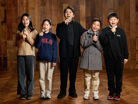 박리안 학생기자·박서현·이예준 학생모델·한재민(왼쪽부터) 학생기자가 한국의 대표적인 팝페라테너 임형주(가운데)를 만나 크로스오버 음악과 팝페라에 대해 알아봤다.