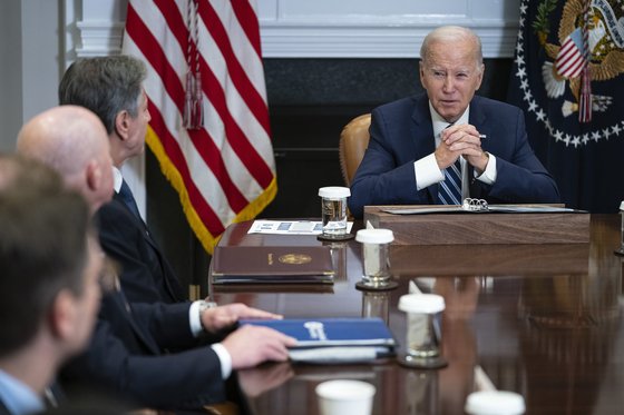 조 바이든 대통령이 지난달 21일 워싱턴 DC 백악관 루스벨트룸에서 열린 펜타닐 퇴치 관련 회의를 주재하고 있다. AP=연합뉴스