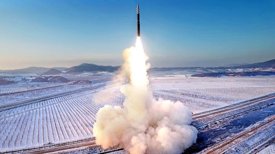  북한이 지난 18일 발사한 고체연료 기반의 신형 대륙간탄도미사일(ICBM)인 '화성-18형'을 발사하는 모습. 노동신문=뉴스1
