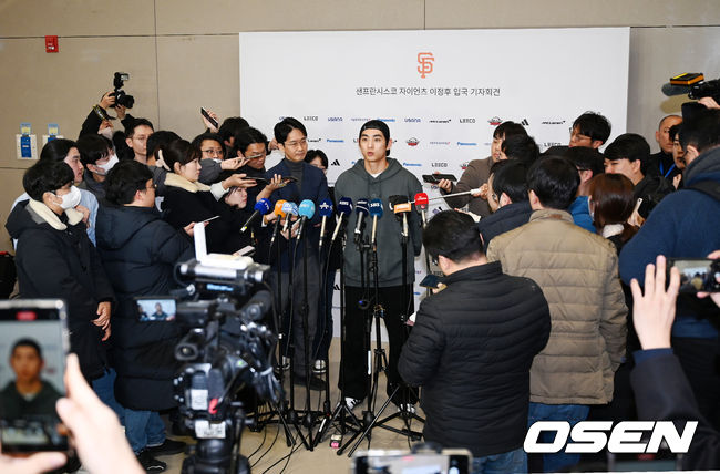 [OSEN=인천공항, 민경훈 기자]메이저리거 이정후가 입국장을 통과하며 포즈를 취하고 있다. 2023.12.19 / rumi@osen.co.kr