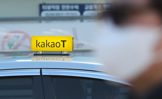 지난해 서울역에서 주행중인 카카오T 택시 모습. 뉴스1