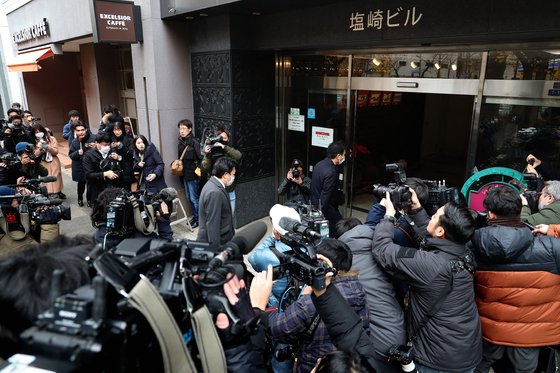 19일 오전 도쿄지검 특수부 관계자들이 일본 도쿄 지요다구에 있는 자민당 아베파 사무실로 들어서고 있다. AFP=연합뉴스