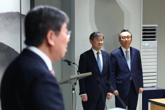 조태용 국정원장 후보자, 조태열 외교부 장관 후보자가 19일 서울 용산 대통령실 청사에서 열린 김대기 비서실장의 인사 발표 관련 브리핑에 참석해 있다. 뉴시스