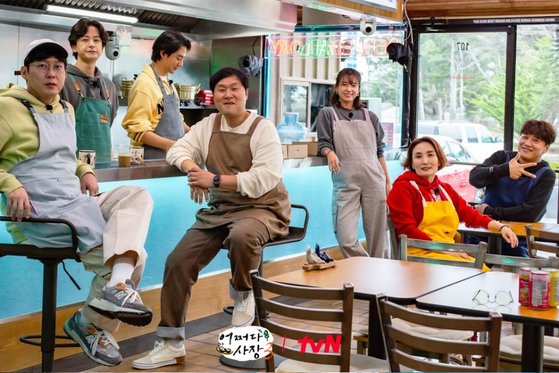 tvN 예능 '어쩌다 사장 3'는 연예게 대표 절친 스타 차태현과 조인성이 가게를 운영하며 벌어지는 다양한 에피소드를 담은 프로그램이다. 이들과 친분이 있는 연예인들이 아르바이트생으로 출연하며 극의 재미를 더한다. 사진 tvN