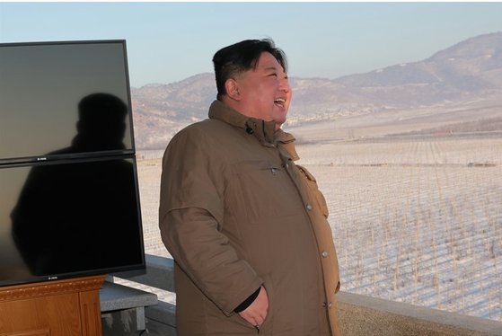 김정은 북한 국무위원장이 18일 고체연료 기반의 신형 대륙간탄도미사일(ICBM) '화성-18형' 시험 발사를 참관하는 모습. 노동신문. 뉴스1.