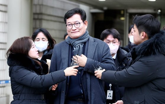 '더불어민주당 전당대회 돈봉투 살포'에 관여한 혐의를 받는 송영길 전 대표가 18일 오후 서울 서초구 서울중앙지방법원에서 열린 구속 전 피의자 심문(영장실질심사)을 마치고 법원을 나서고 있다. 뉴스1