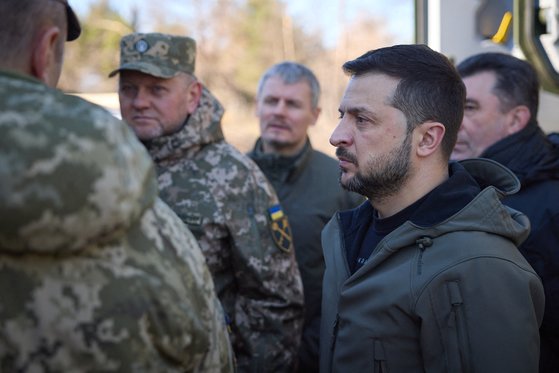 볼로디미르 젤렌스키 우크라이나 대통령(오른쪽)과 발레리 잘루즈니 우크라이나군 총사령관(가운데)이 지난 11월 3일 우크라이나의 비공개 장소에서 포병 훈련 센터를 시찰하고 있다. 로이터=연합뉴스 