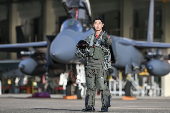 공군이 2023년 '탑건(Top Gun)'에 공군 제11전투비행단 김우영 대위(27)가 선정됐다고 19일 밝혔다. 사진은 '탑건'에 선정된 김우영 대위. 연합뉴스