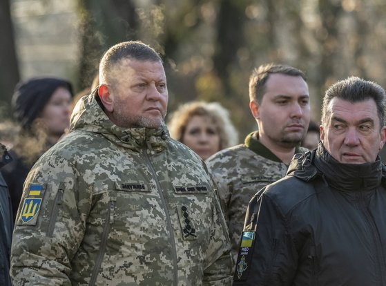발레리 잘루즈니 우크라이나군 총사령관(왼쪽)이 지난 11월 25일 우크라이나 키이우에서 열린 홀로도모르(대기근) 희생자들의 기념비를 방문해 추모하고 있다. 로이터=연합뉴스