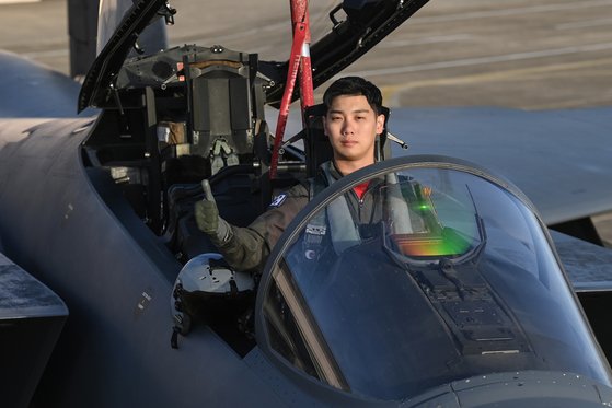 공군이 2023년 '탑건(Top Gun)'에 공군 제11전투비행단 김우영 대위(27)가 선정됐다고 19일 밝혔다. 연합뉴스