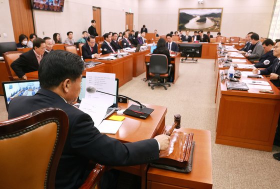 소병훈 국회 농림축산식품해양수산위원회 위원장이 20일 국회에서 열린 농림축산식품해양수산위원회 전체회의에서 의사봉을 두드리고 있다. 연합뉴스