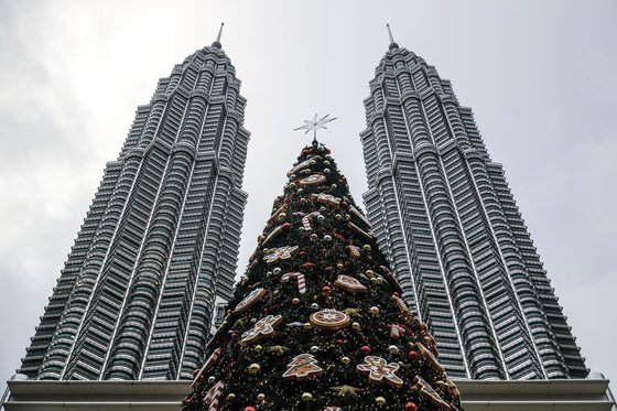 말레이시아 쿠알라룸푸르의 페트로나스 트윈 타워 앞에 크리스마스 트리가 설치돼 있다. EPA=연합뉴스