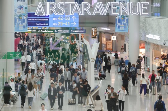 지난 9월 추석 연휴를 앞두고 인천국제공항 면세점이 여행객들로 붐비고 있다. 인천공항공사는 3년 만에 흑자 전환에 성공했다. 연합뉴스