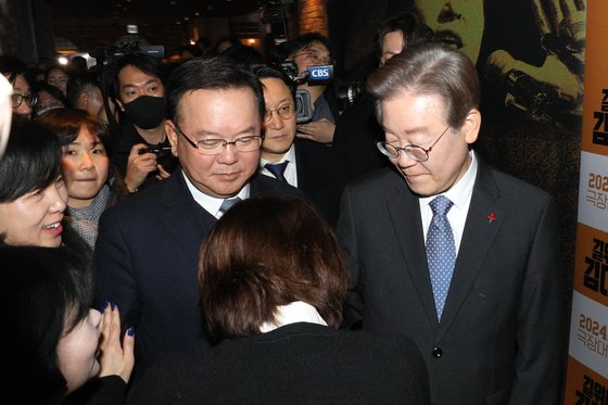 이재명 더불어민주당 대표와 김부겸 전 총리가 18일 서울 용산구 CGV용산아이파크몰에서 열린 '길위에 김대중' VIP시사회에 참석하고 있다. 전민규 기자