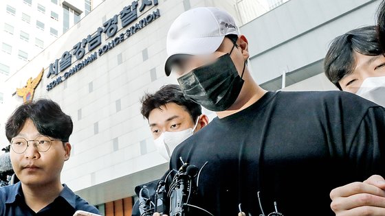 약물을 복용한 채 롤스로이스 차량을 몰다 행인을 치어 중상을 입힌 신모씨가 지난 8월18일 오전 검찰로 송치되기 위해 서울 강남구 강남경찰서에서 호송차로 향하고 있다. 뉴스1