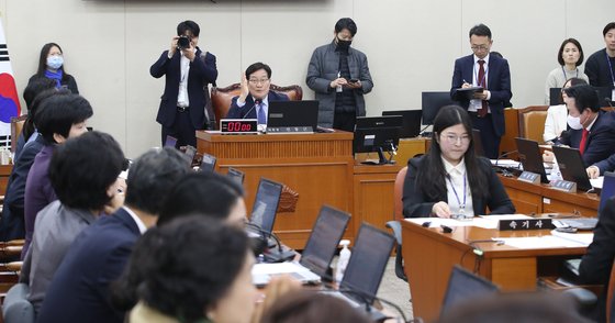 신동근 국회 보건복지위 위원장이 20일 오전 서울 여의도 국회에서 열린 보건복지위원회 전체회의를 주재하고 있다. 뉴스1