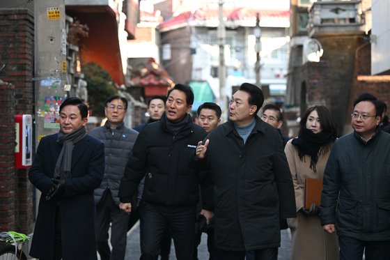 윤석열 대통령이 21일 서울 중랑구 한 다세대주택에서 한파 시기 독거 어르신 가구를 방문, 방한용품을 선물하고 있다. 대통령실