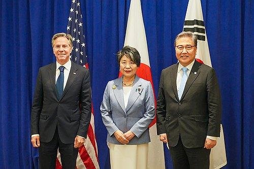 박진 외교부 장관(오른쪽)과 토니 블링컨 미국 국무장관(왼쪽), 가미카와 요코 일본 외무상. 사진 외교부