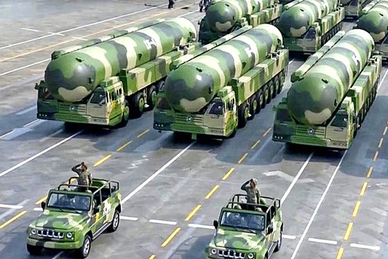 2019년 10월 1일 신중국 건립 70주년 열병식에서 공개된 중국 대륙간탄도미사일 둥펑(DF)-41. 최대 사거리 1만5000km로 미국이 사정권에 들어온다. 사진 둬웨이 캡쳐