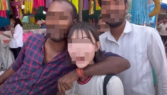 한국 여성 유튜버가 인도 여행 중 현지 남성에게 성추행을 당하는 모습이 담긴 영상이 화제가 되자 인도 경찰이 성추행 가해자를 체포했다. 유튜브 영상 캡처
