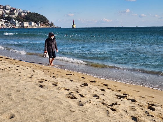 지난 21일 부산 해운대해수욕장에서 본지 기자가 맨발로 해변을 걷는 어싱을 체험하고 있다. 김민주기자