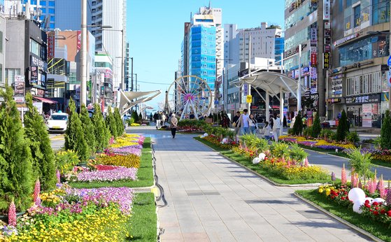 부산 해운대해수욕장 맞은편에 있는 구남로광장. 식당과 카페 등 상권이 밀집한 해수욕장 인근 상권에선 맨발걷기 유행에 따라 상권도 활성화 될 것으로 기대하고 있다. 사진 해운대구