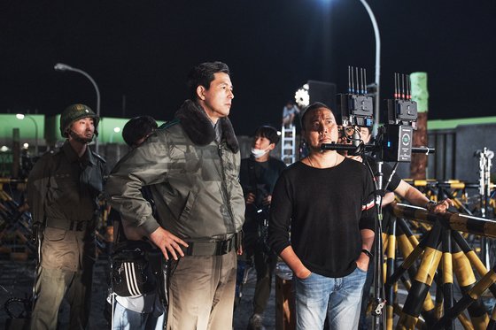 영화 '서울의 봄' 촬영 당시 현장에서 주연 정우성이 모니터를 들여다보고있다. 사진 플러스엠 엔터테인먼트 