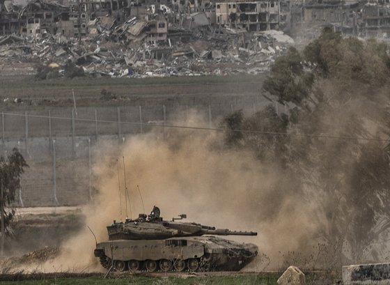 이스라엘 육군 탱크가 23일(현지시간) 가자지구에서 작전을 수행하며 돌진하고 있다. AP=연합뉴스
