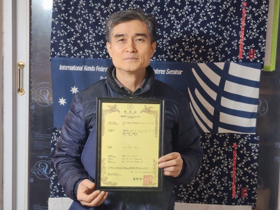 지난 20일 신용만 사범이 대구 수성구 자신의 작업실에서 일본으로부터 받은 특허 증서를 들어보이고 있다. 김정석 기자
